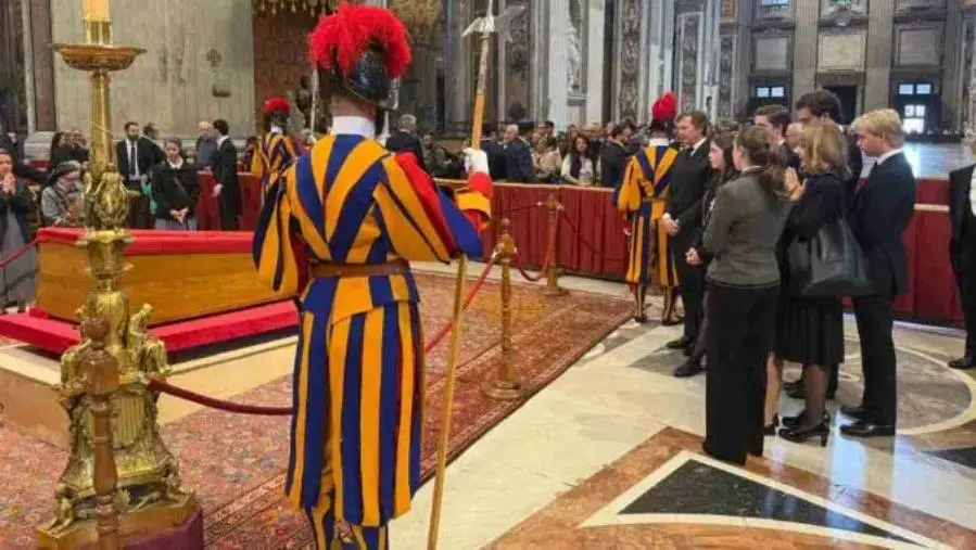 images Questa mattina S.A.R. il Duca di Calabria
ha reso omaggio
alla salma di Papa Francesco