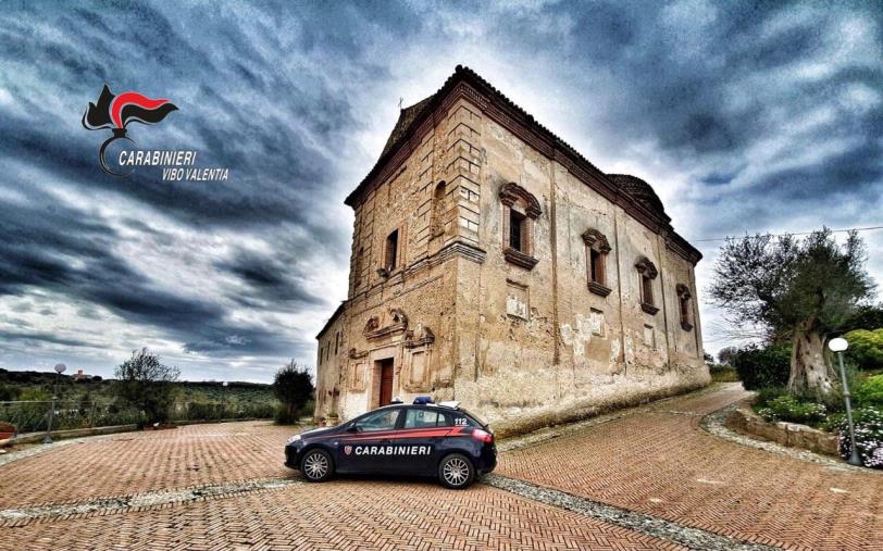 Vibo Valentia. Nasconde la pistola in un marsupio dentro l’armadio: arrestato images Vibo Valentia. Nasconde la pistola in un marsupio dentro l’armadio: arrestato