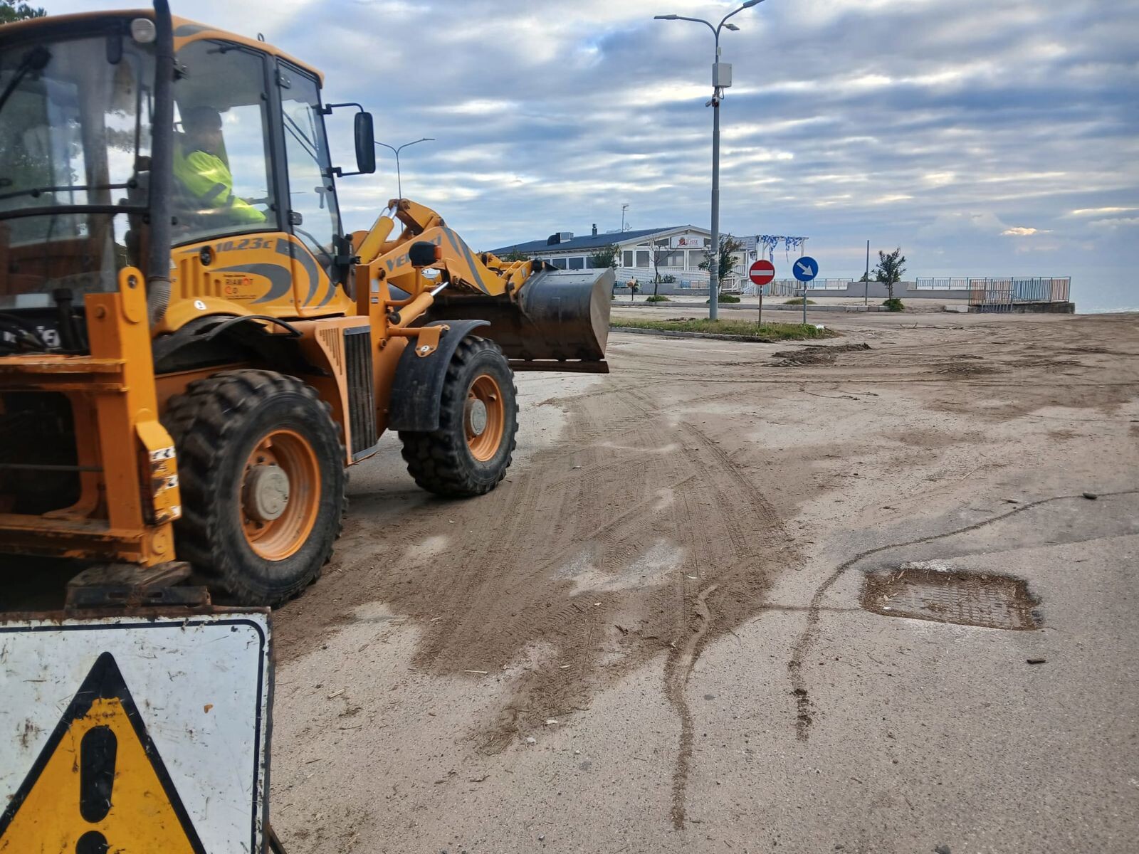 Ciclone, ripulito il lungomare di Squillace e il sindaco: “Il Sud deve essere messo nelle condizioni di rialzarsi” images Ciclone, ripulito il lungomare di Squillace e il sindaco: “Il Sud deve essere messo nelle condizioni di rialzarsi”