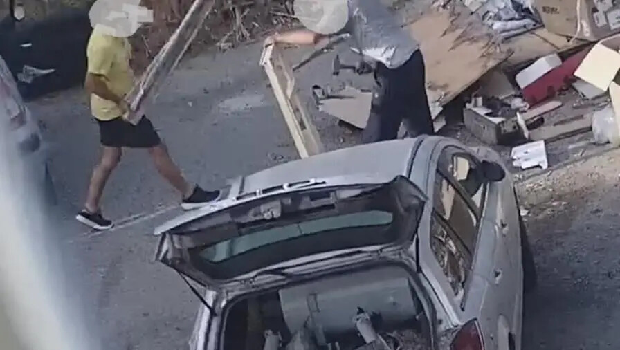 images Catanzaro, finestre e infissi abbandonati per strada: due trasgressori beccati dalle telecamere 