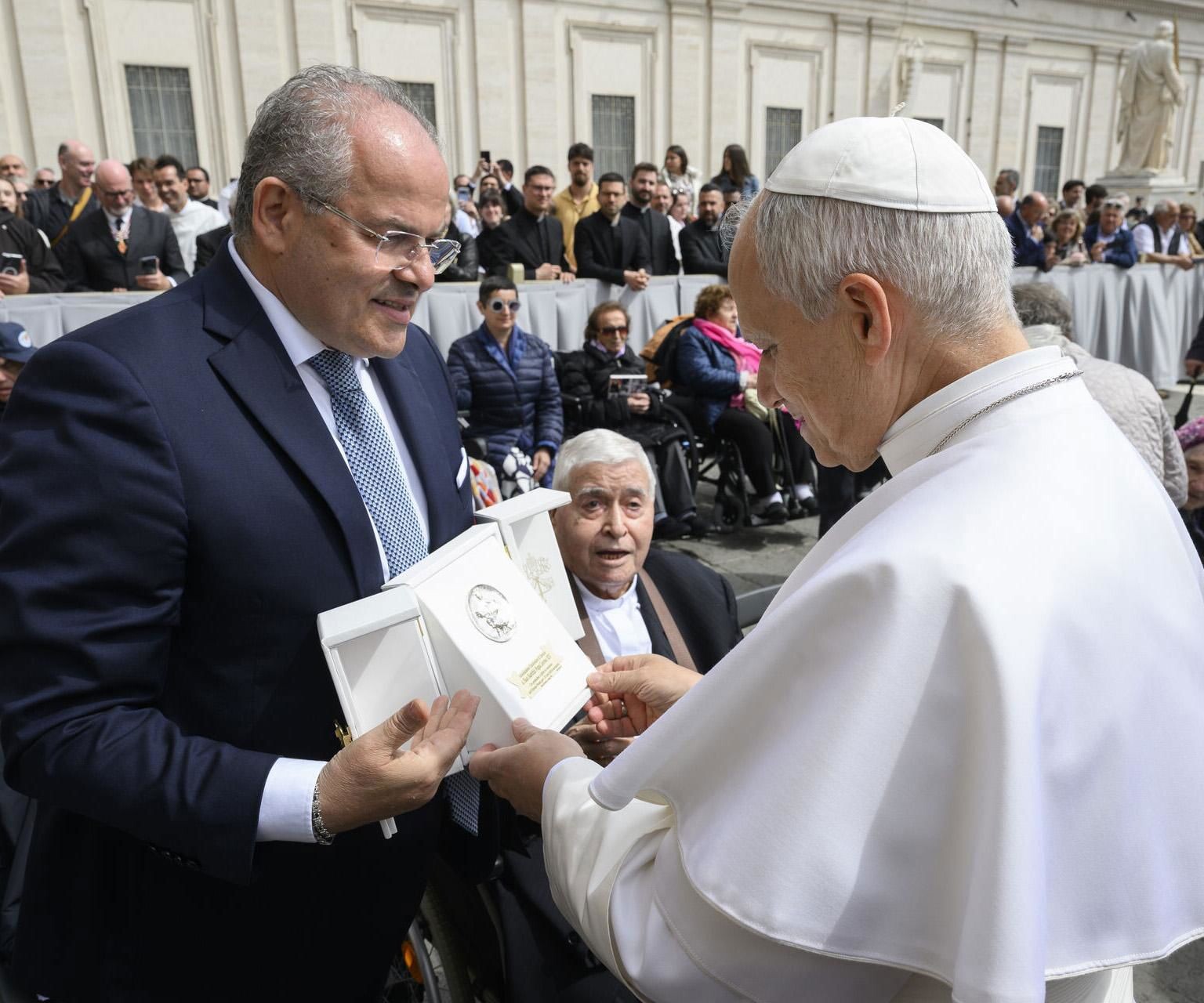 images A Papa Leone la medaglia dedicata a Cassiodoro realizzata dal maestro Michele Affidato 