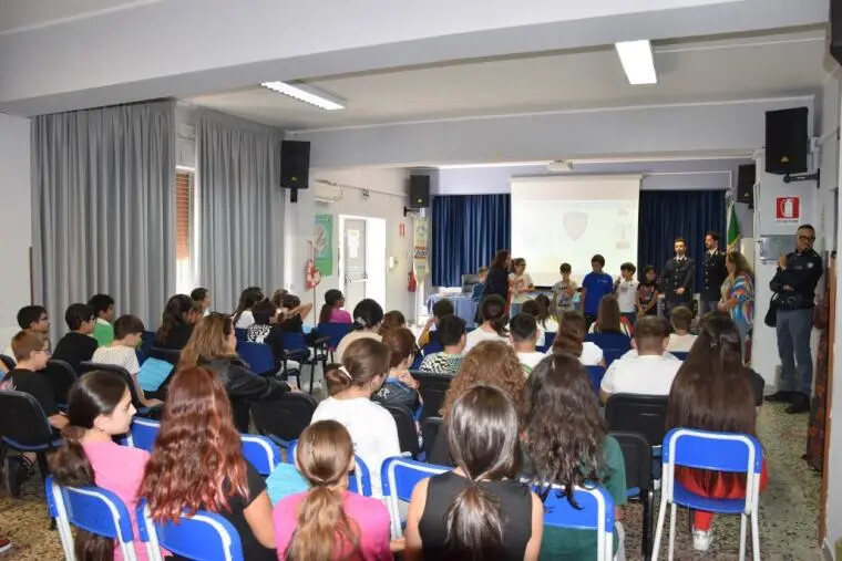 images Chiuso il ciclo di incontri fra polizia e alunni dell’Istituto Comprensivo “Casalinuovo – Catanzaro Sud”