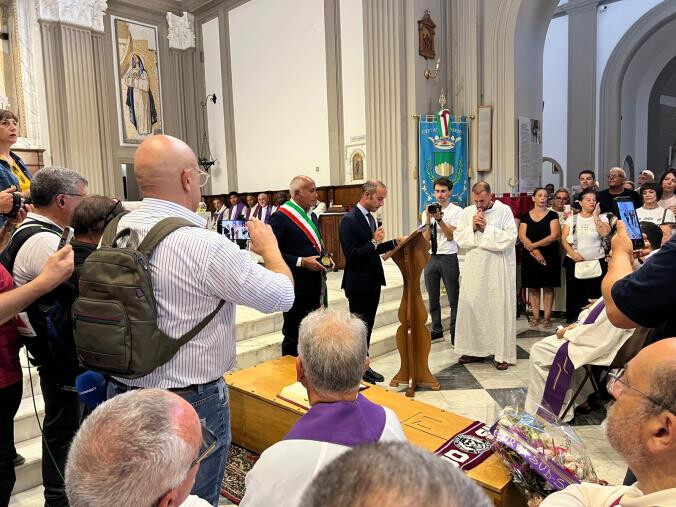 images Funerale padre Fedele a Cosenza, deposto sulla bara il sigillo della città