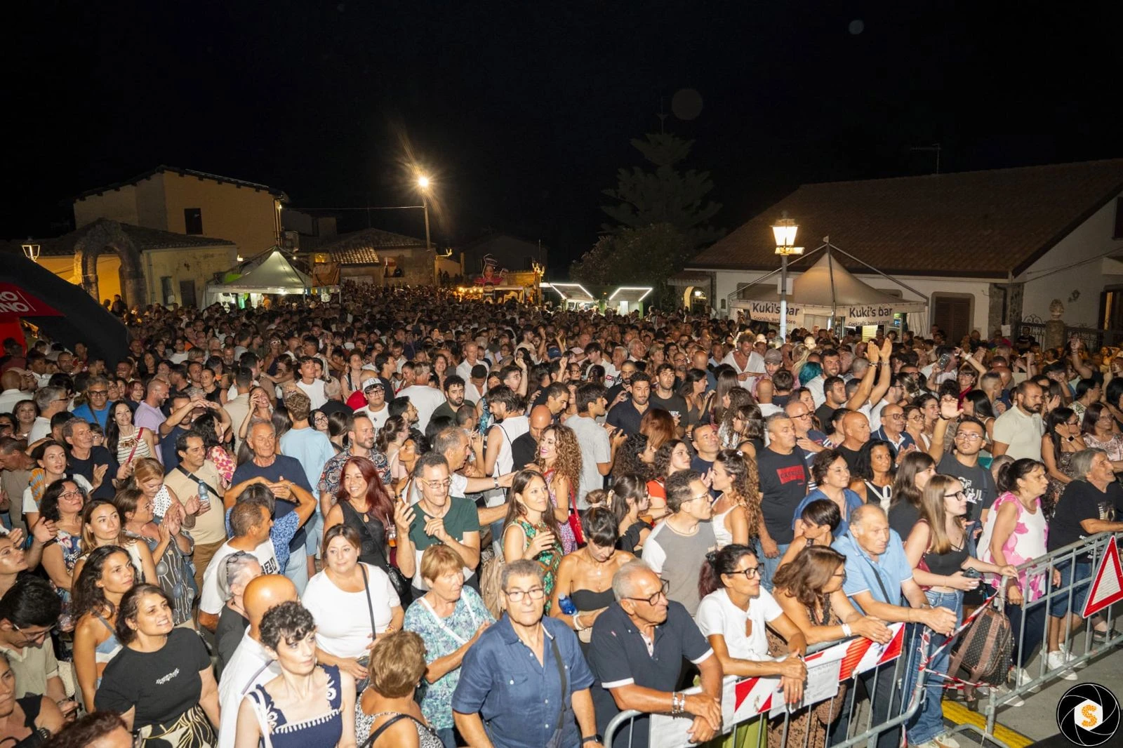 Squillace, la tarantella richiama migliaia di persone: il borgo si riscopre piazza della Calabria