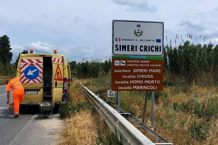images Una nuova e più idonea segnaletica in corso di installazione nel Comune di Simeri Crichi
