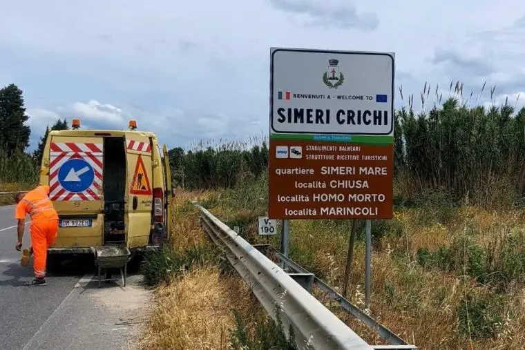 Una nuova e più idonea segnaletica in corso di installazione nel Comune di Simeri Crichi images Una nuova e più idonea segnaletica in corso di installazione nel Comune di Simeri Crichi