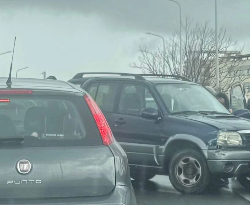 Catanzaro, scontro tra due auto sulla rotatoria: un ferito