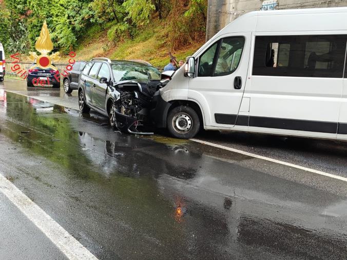 images Scontro fra un minibus e un'auto nel Cosentino: 5 feriti 