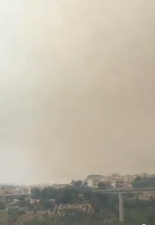 Catanzaro continua a bruciare: la città avvolta da fumo e fuliggine images Catanzaro continua a bruciare: la città avvolta da fumo e fuliggine