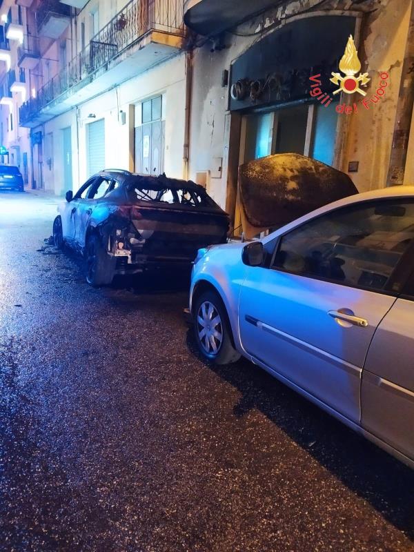 images Auto in fiamme a Lamezia: l’incendio ha colpito anche un’attività commerciale 