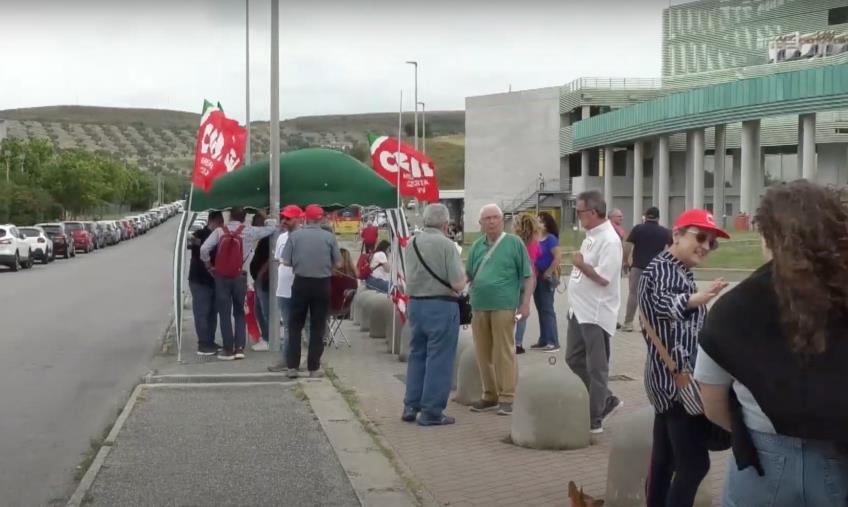 images Sanità, sit-in di protesta della Cgil dinanzi il Policlinico di Catanzaro