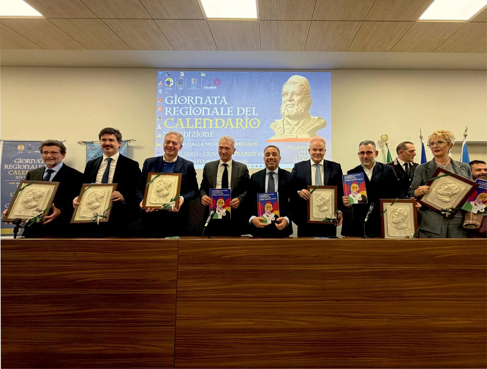 La Calabria celebra Luigi Lilio con la creazione di un bassorilievo di Michele Affidato