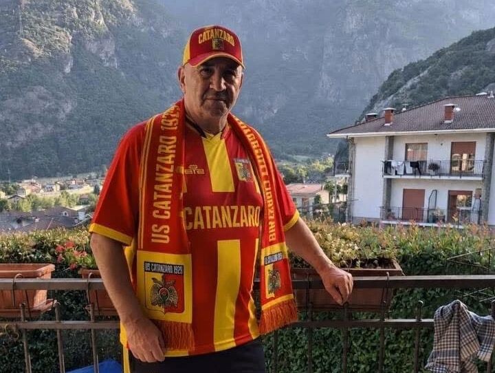 Carmelo, catanzarese da 50 anni in Valle d'Aosta e il suo amore per i colori giallorossi
images Carmelo, catanzarese da 50 anni in Valle d'Aosta e il suo amore per i colori giallorossi
