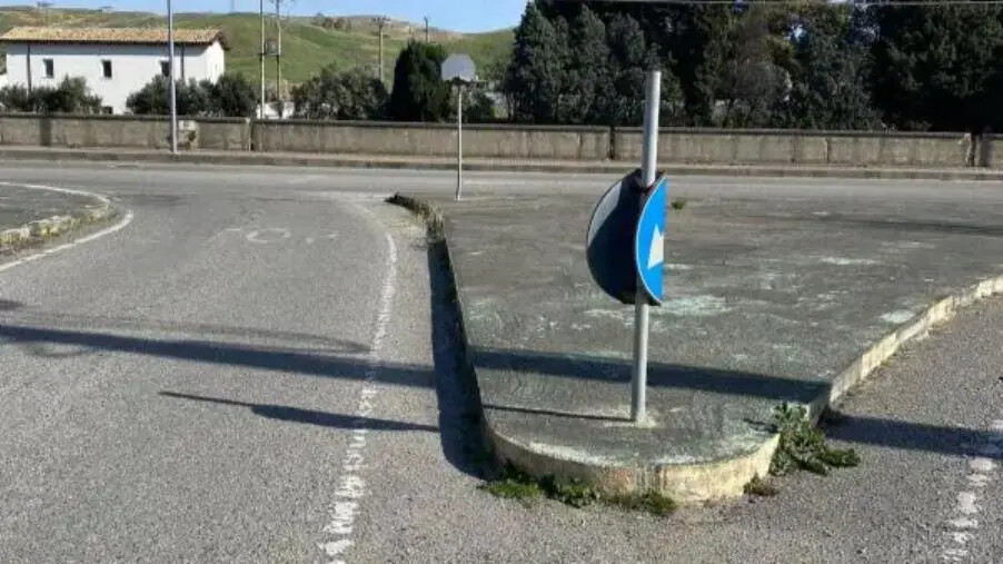 images Catanzaro, Costa: "Fiorita parla di Copanello e di Sila ma ignora la segnaletica che è da scandalo"