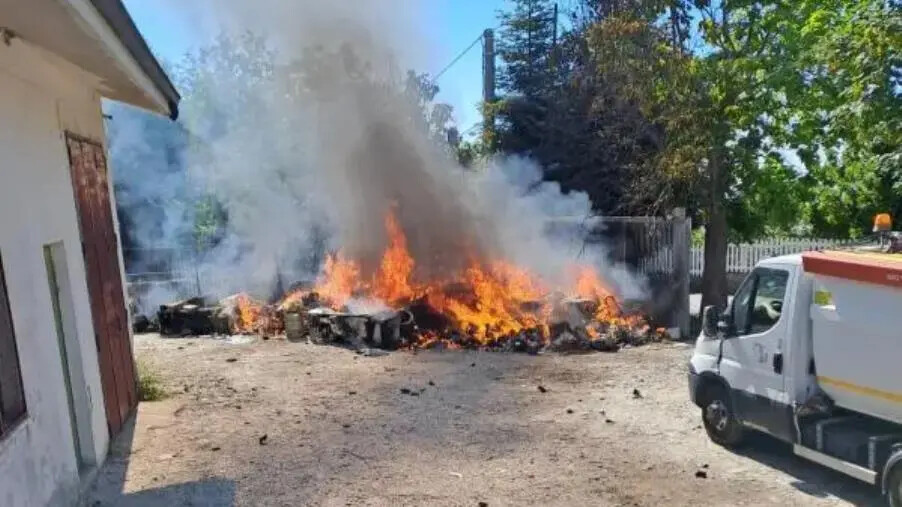 Fiamme a Petronà, bruciano i rifiuti nel deposito comunale images Fiamme a Petronà, bruciano i rifiuti nel deposito comunale