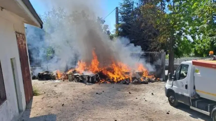 Fiamme a Petronà, bruciano i rifiuti nel deposito comunale  images Fiamme a Petronà, bruciano i rifiuti nel deposito comunale