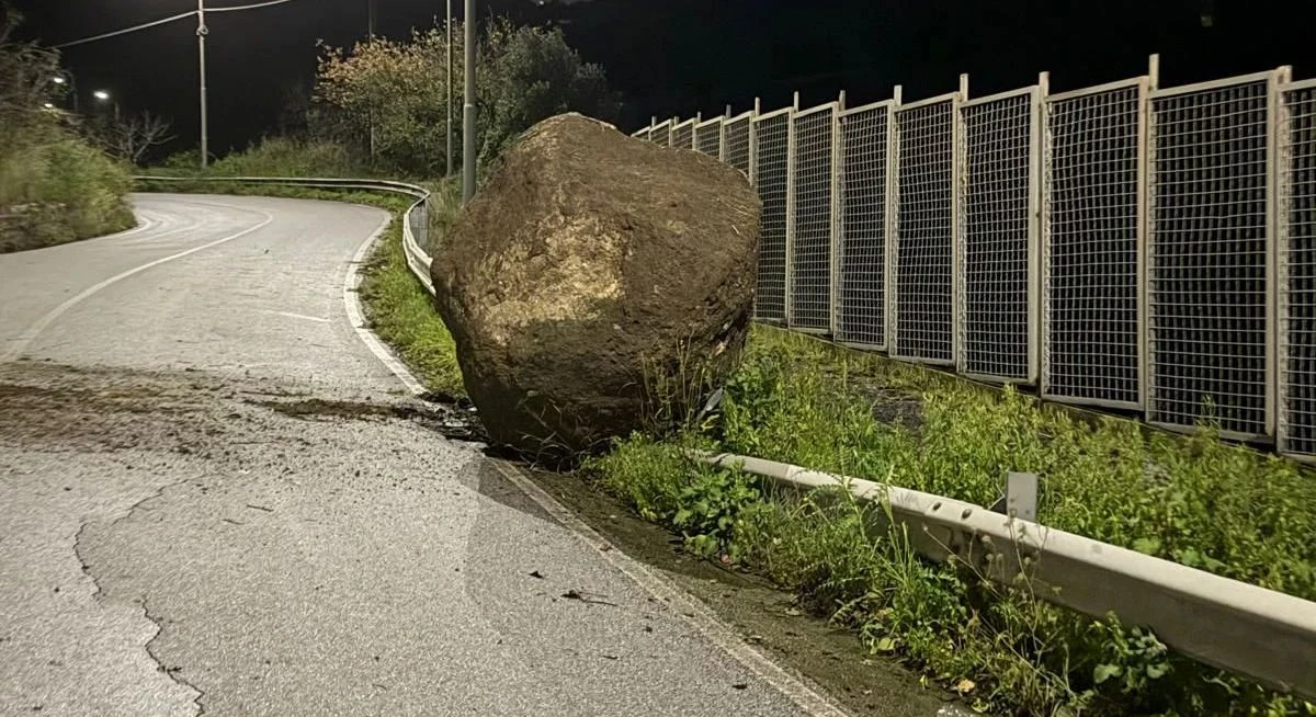 Maltempo a Catanzaro, paura per un grosso masso finito sulla strada: a Lido alberi sradicati e voragini 