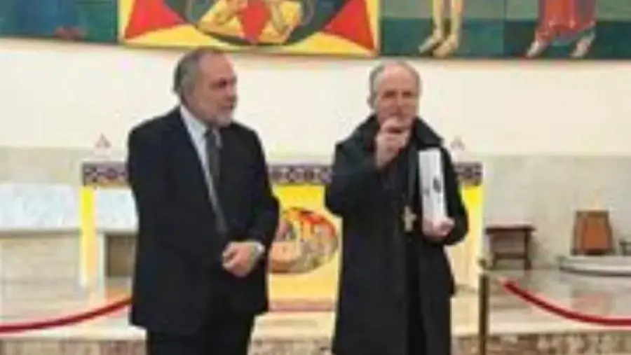 La Polizia consegna all’Arcivescovo di Reggio Calabria e ai Vescovi della locride l’olio del “Giardino della Memoria” di Capaci images La Polizia consegna all’Arcivescovo di Reggio Calabria e ai Vescovi della locride l’olio del “Giardino della Memoria” di Capaci