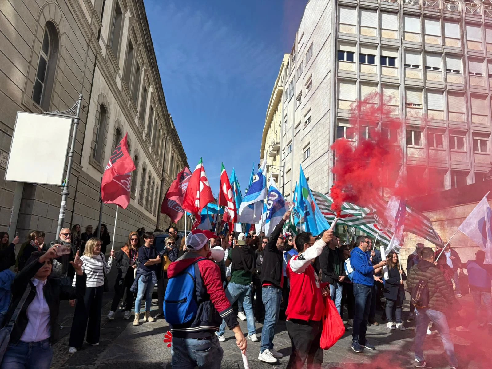Corteo su corso Mazzini a Catanzaro e poi l’incontro col prefetto: in piazza il “no” alla cessione Telecontact