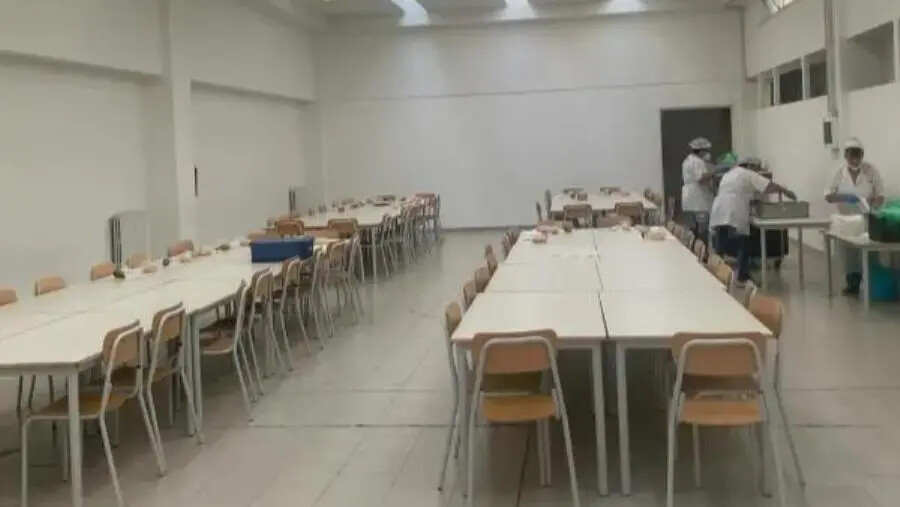 images Mensa scolastica, Fiorita e Iemma a pranzo con i bambini nel quartiere Lido per verificare la qualità del cibo 