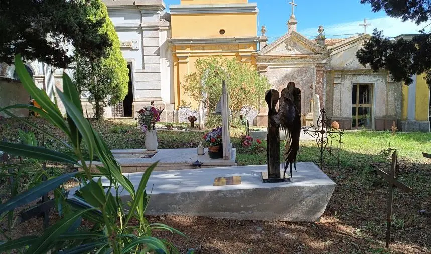 Al cimitero di Tiriolo svelata la prima tomba d'arte commemorativa  images Al cimitero di Tiriolo svelata la prima tomba d'arte commemorativa