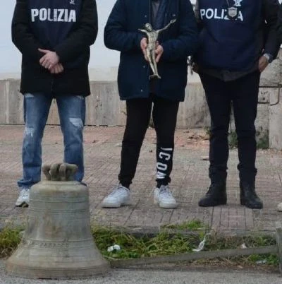 Furto in Chiesa a Gioia Tauro, crocifisso e campana ritrovati dalla Polizia in meno di 48 ore