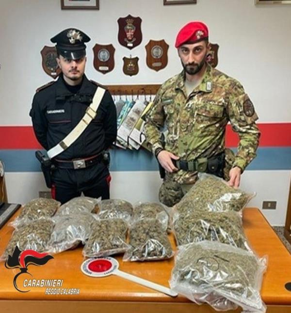 images Platì, rinvenute munizioni e droga in un casolare 