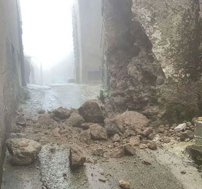 images Frana di massi nel centro storico di Montauro: paura e rabbia in via Pendici