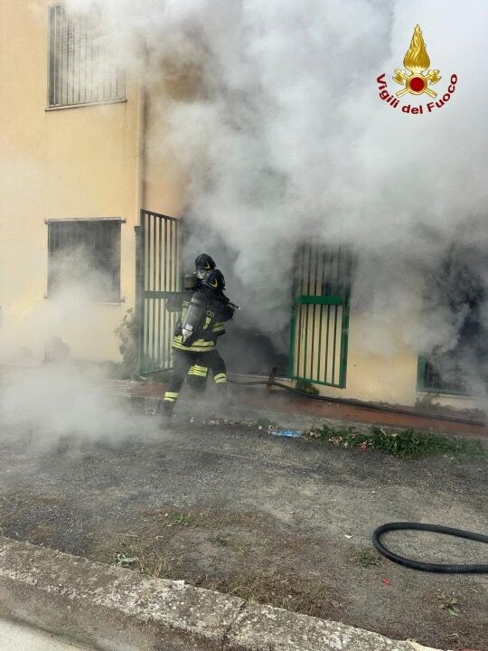 images In fiamme un magazzino della scuola Catanzaro Nord Est - Manzoni
