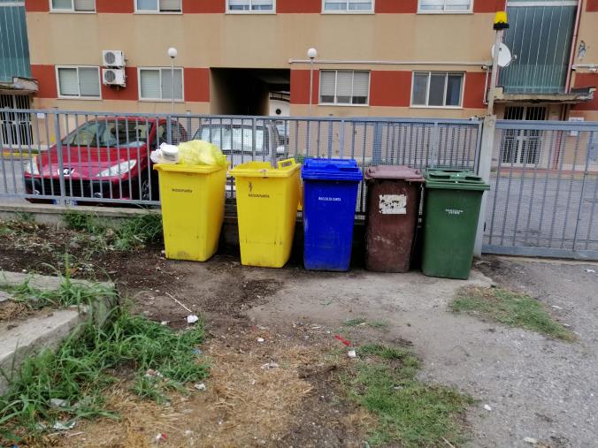 images Caos rifiuti a Catanzaro, Sieco replica al condominio di Viale Isonzo: “Costretti a differenziare al posto loro”