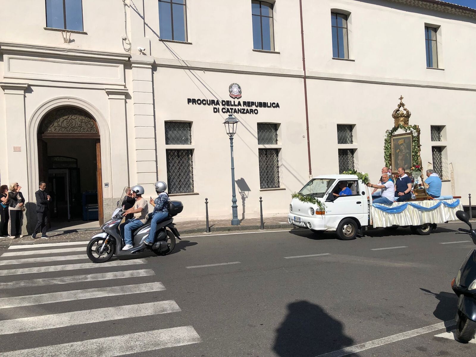 images Catanzaro, sosta di preghiera della Madonna di Porto davanti alla Procura