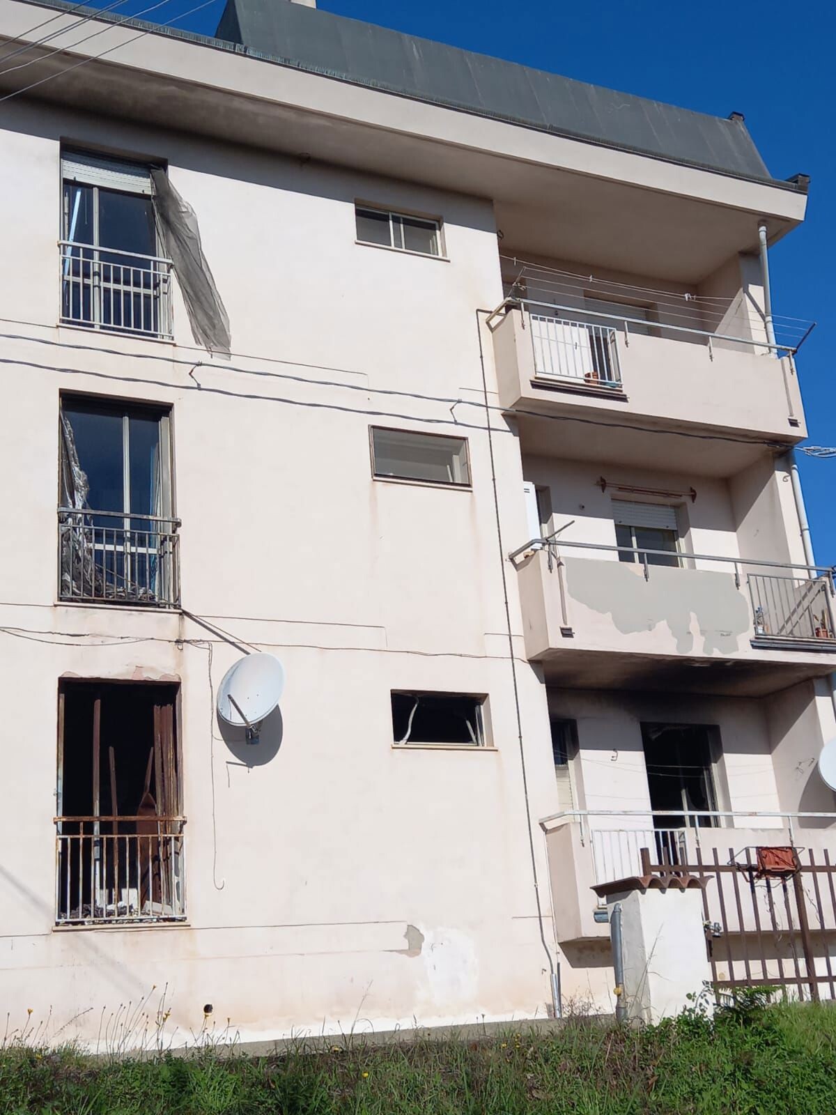 images Ad Olivadi 2 anni fa l'incendio negli alloggi Aterp, il sindaco: "Nulla è stato fatto e le famiglie sono ancora fuori casa"