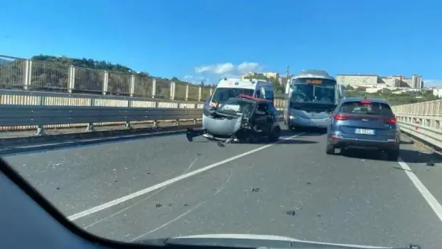 images Catanzaro, scontro tra 2 auto sulla tangenziale 