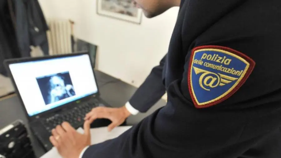 Crotone, truffa telefonica con finto SMS bancario: anziano raggirato, interviene la Polizia Postale