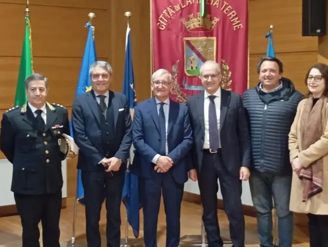 images Il prefetto De Rosa in visita a Lamezia Terme: rafforzata la sinergia istituzionale con il Comune

 