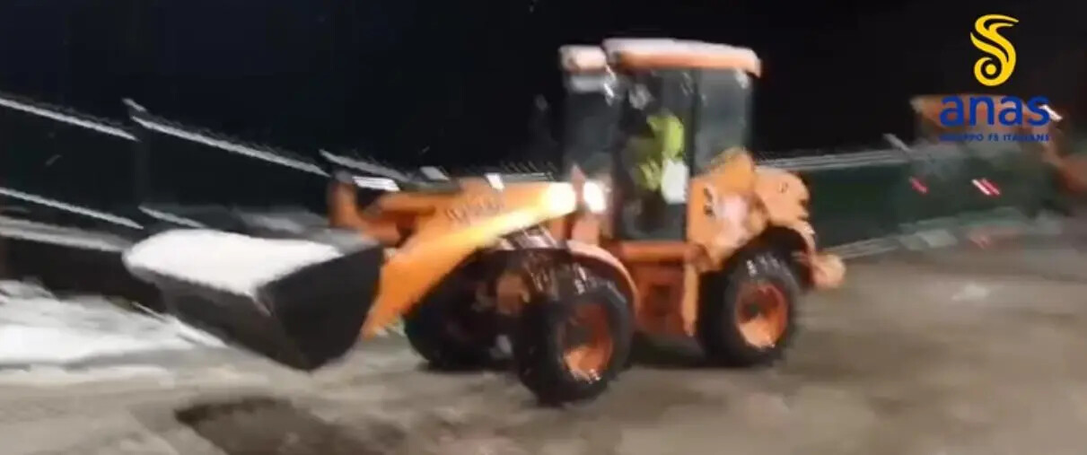 images Anas, mezzi e uomini in azione per la pulizia della strade da neve e ghiaccio nel Cosentino