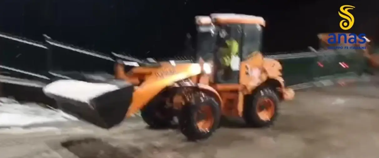 Anas, mezzi e uomini in azione per la pulizia della strade da neve e ghiaccio nel Cosentino images Anas, mezzi e uomini in azione per la pulizia della strade da neve e ghiaccio nel Cosentino