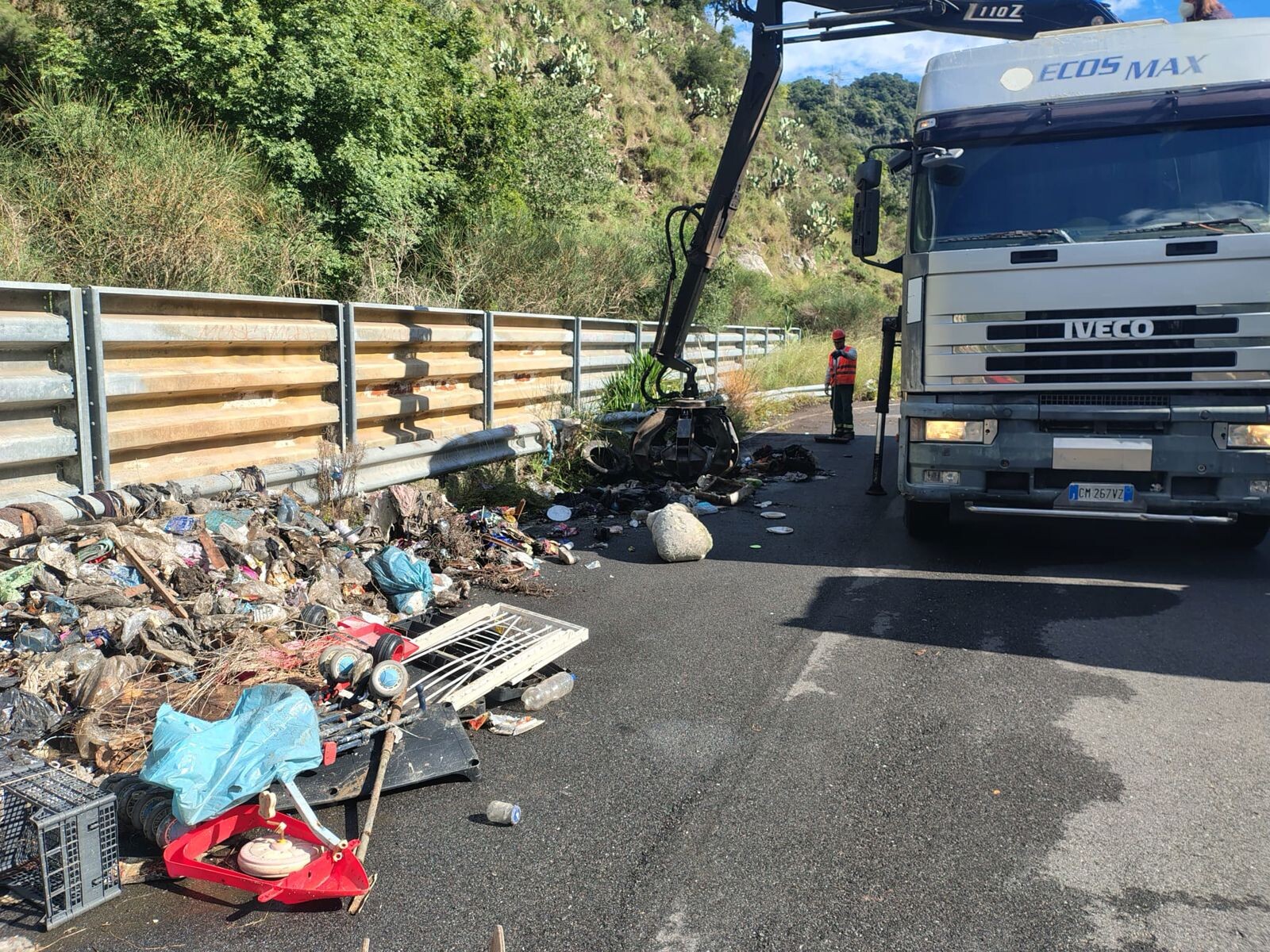 Provincia, pulizia di rifiuti lungo la SP 25 tra Catanzaro e Magisano: contrasto al degrado e più sicurezza stradale images Provincia, pulizia di rifiuti lungo la SP 25 tra Catanzaro e Magisano: contrasto al degrado e più sicurezza stradale