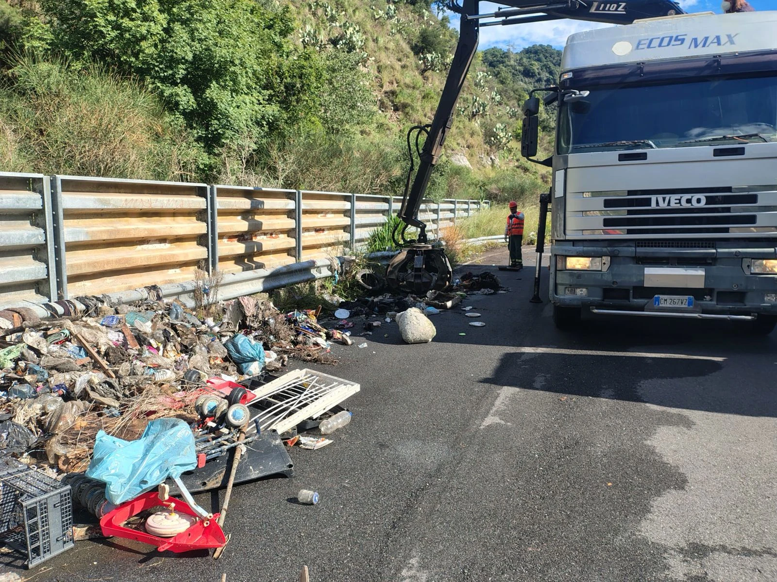 Provincia, pulizia di rifiuti lungo la SP 25 tra Catanzaro e Magisano: contrasto al degrado e più sicurezza stradale