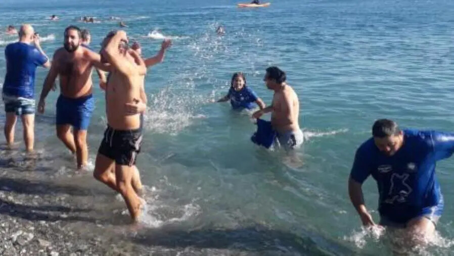 images Crotone, in 400 per il tuffo di Capodanno: tra i partecipanti anche una bambina di 18 mesi
