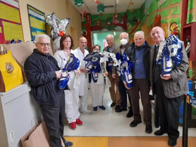 images Pasqua solidale, la Federazione Maestri del Lavoro di Cosenza ha donato le uova di cioccolato al Reparto Pediatrico Oncologico dell'Annunziata