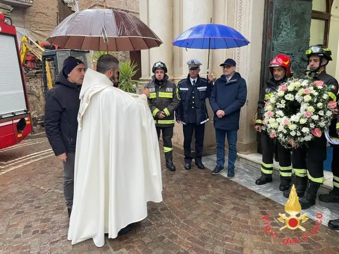 images Curinga, i vigili del fuoco depongono fiori ai piedi della statua dell'Immacolata 