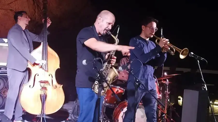 “Jazz on the rock”: il sax di Stefano Di Battista diverte di cuore la Scogliera di Pietragrande images “Jazz on the rock”: il sax di Stefano Di Battista diverte di cuore la Scogliera di Pietragrande