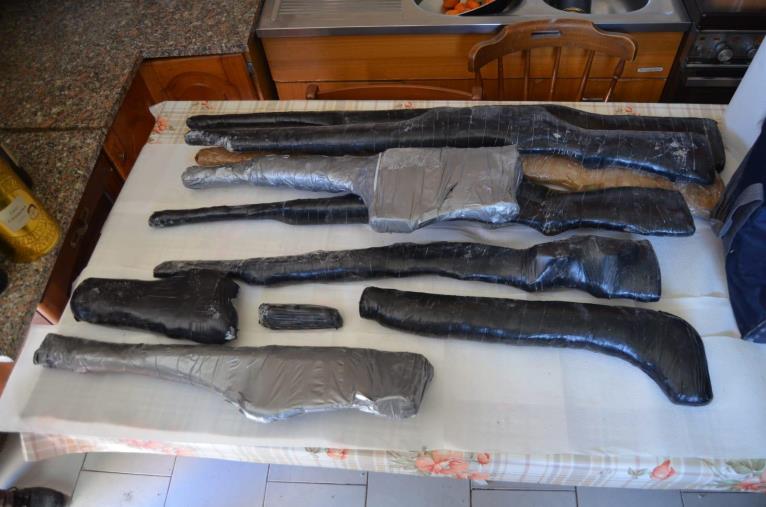 images Bianco, trovati con 8 fucili e 8 pistole: arrestate due persone 