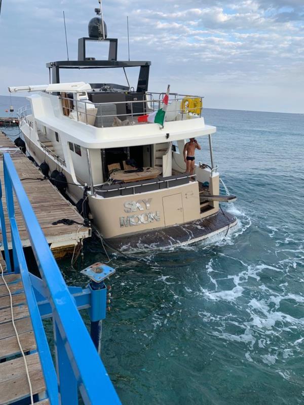 images Soverato. Yacht rischia di affondare: in 5 salvati da Capitaneria di porto e Cantiere Nautico Blue Marine
