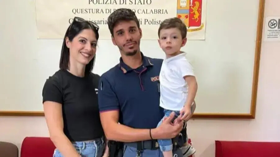 images Bimbo di due anni resta bloccato in casa nel Reggino, salvato da agente di Polizia 