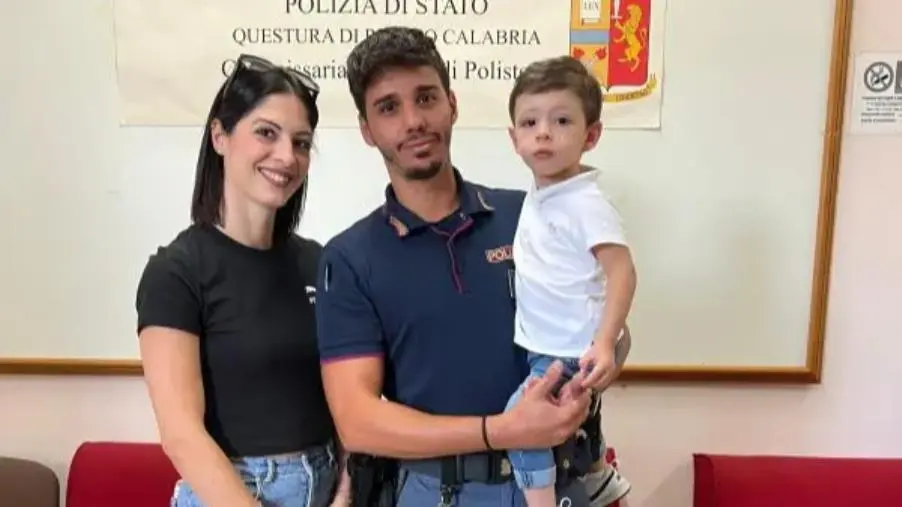 images Bimbo di due anni resta bloccato in casa nel Reggino, salvato da agente di Polizia 