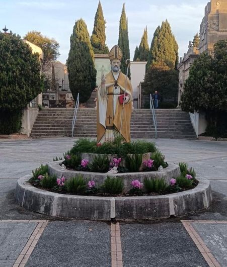 images Catanzaro, Don Andrea Perrelli a San Vitaliano: "Scrivo ciò che vedo. Sogno un cimitero, oggi vuoto e triste, come una promessa di felicità"