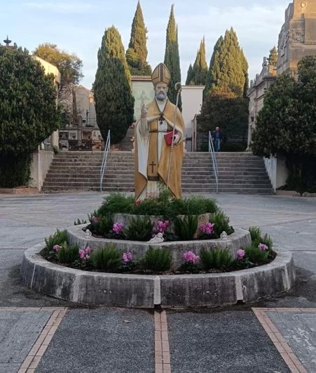 Catanzaro, Don Andrea Perrelli a San Vitaliano: "Scrivo ciò che vedo. Sogno un cimitero, oggi vuoto e triste, come una promessa di felicità"
