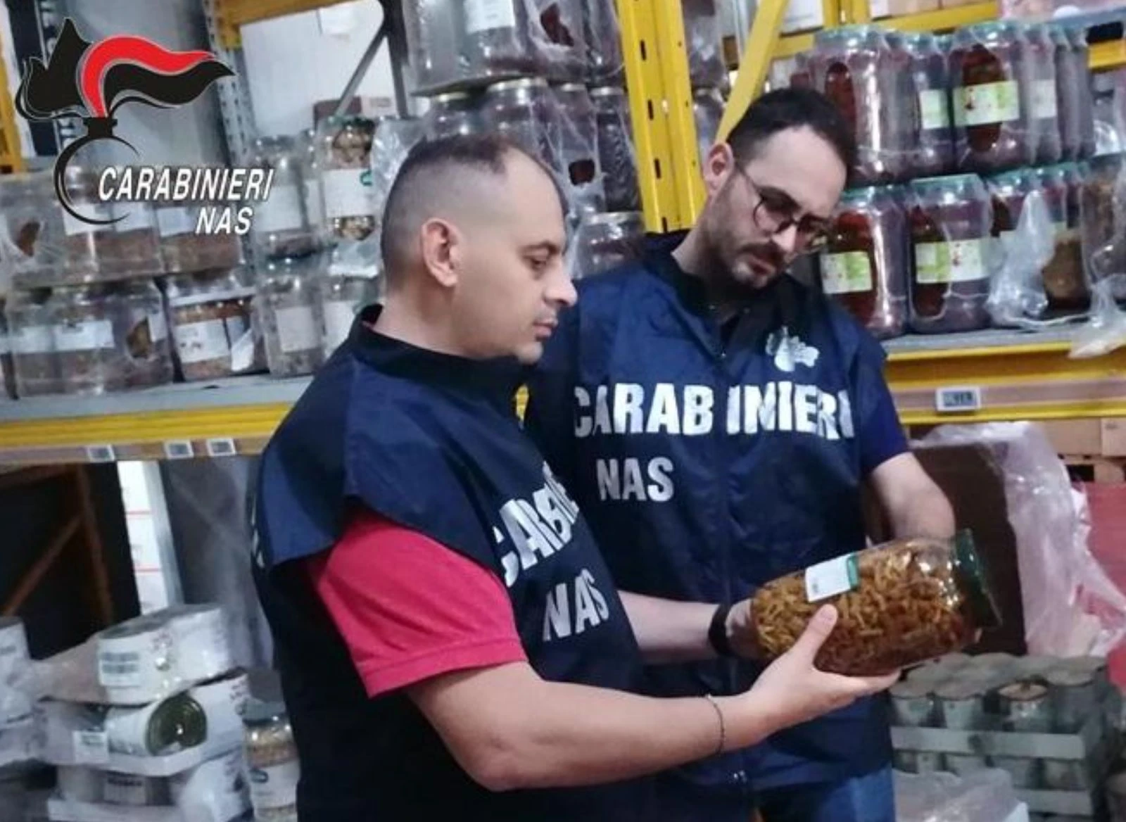 Catanzaro, blitz dei Nas in un laboratorio artigianale: sequestrati alimenti e cosmetici